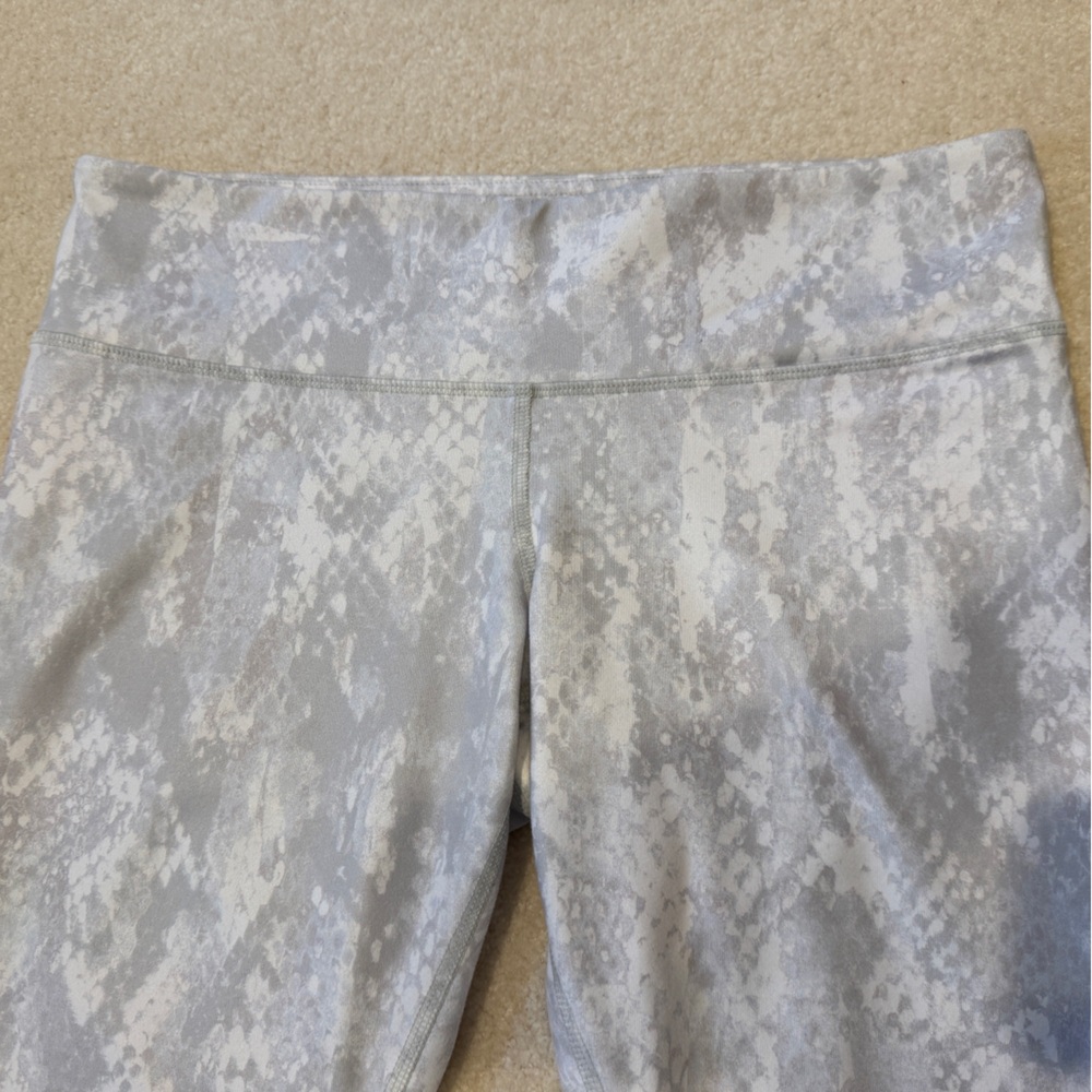 Alo Gray Workout / Yoga 7/8 Leggings Snake Print - Size Medium - Picture 5 of 5